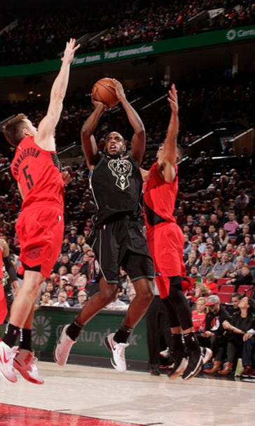 Middleton has 26 and Milwaukee beats the Blazers 103-91 (Nov 30, 2017)